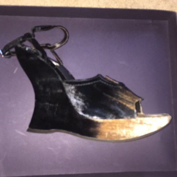 Prada - Picture 3 of 4